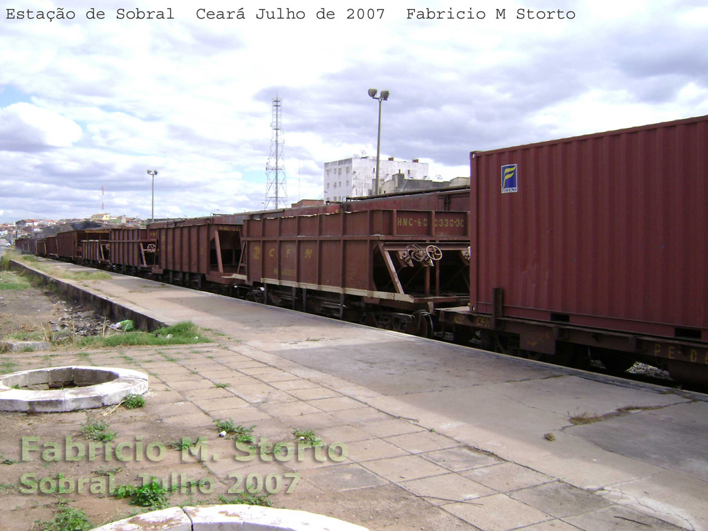 A extensão da plataforma testemunha os trens de passageiros que rodavam antes da privatização da RFFSA
