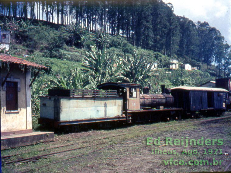 Locomotiva e vagão da ferrovia