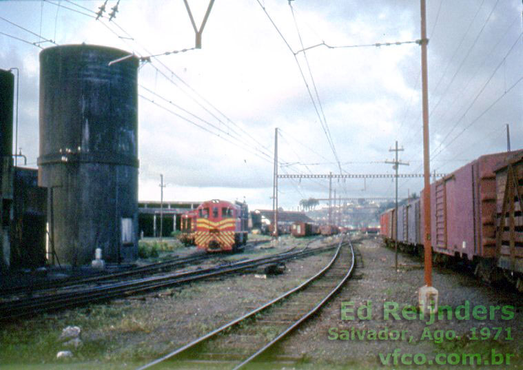 Vagões, locomotivas e caixa d'água no pátio ferroviário de Salvador, Bahia