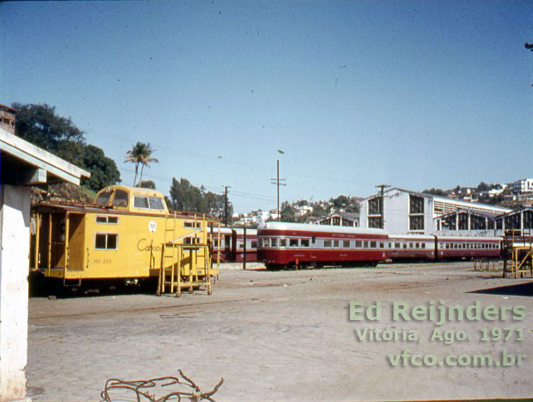Vagões caboose EFVM e de passageiros do Trem Rio Doce, em 1971