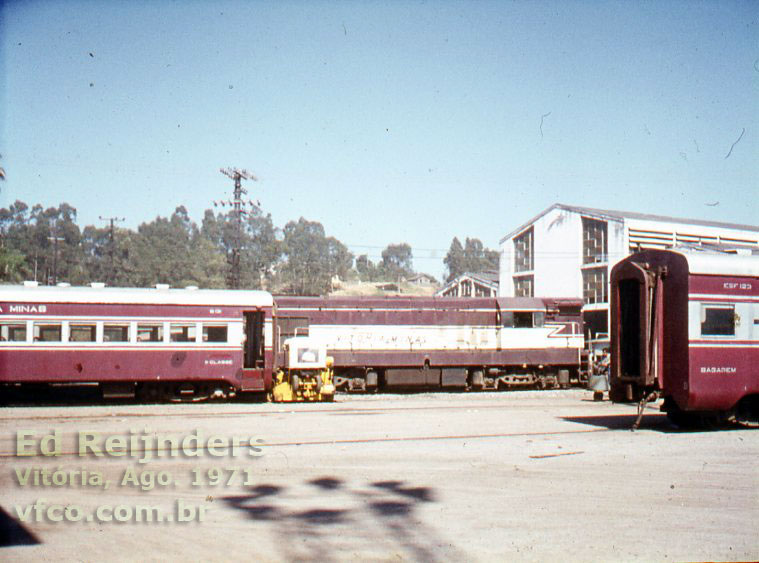 Vagões na pintura do Trem Rio Doce e locomotiva G12 da EFVM na pintura grená (águia) em 1971, em Vitória (ES)