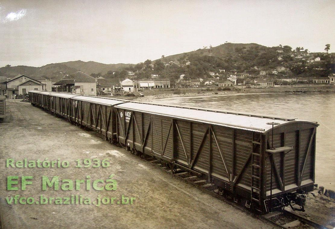 Composição de trem com 5 vagões fechados da série V-400, construídos nas oficinas da ferrovia em Sete Pontes