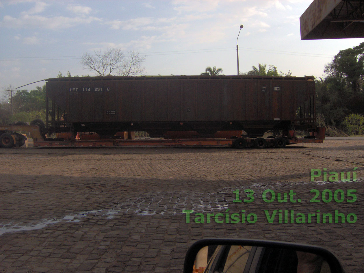 Vagão hopper HPT-114.251 da Estrada de Ferro Carajás transportado sobre carreta no Piauí em 2005