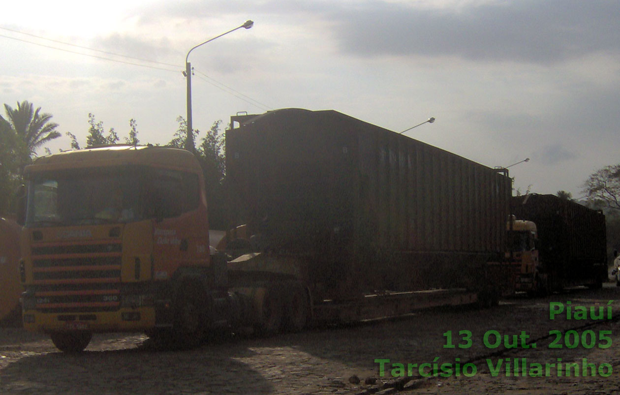 Vagões hopper da Estrada de Ferro Carajás transportados sobre carretas no Piauí em 2005