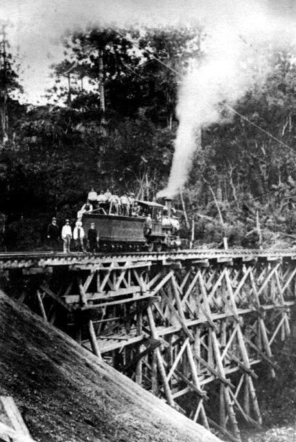 Trem sobre ponte de madeira em cavaletes no livro "A ferrovia no Contestado", de Nilson Thomé
