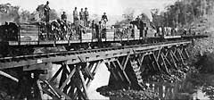 Ponte de madeira na antiga Estrada de Ferro São Paulo - Rio Grande