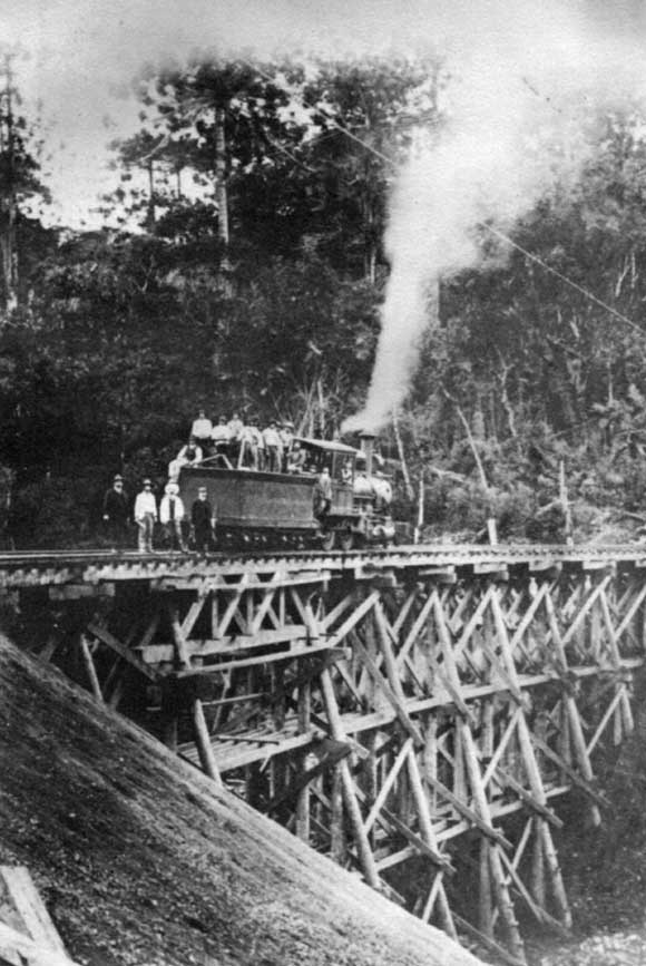 Ponte em cavaletes de madeira durante a construção da Estrada de Ferro São Paulo - Rio Grande do Sul, no início do século XX