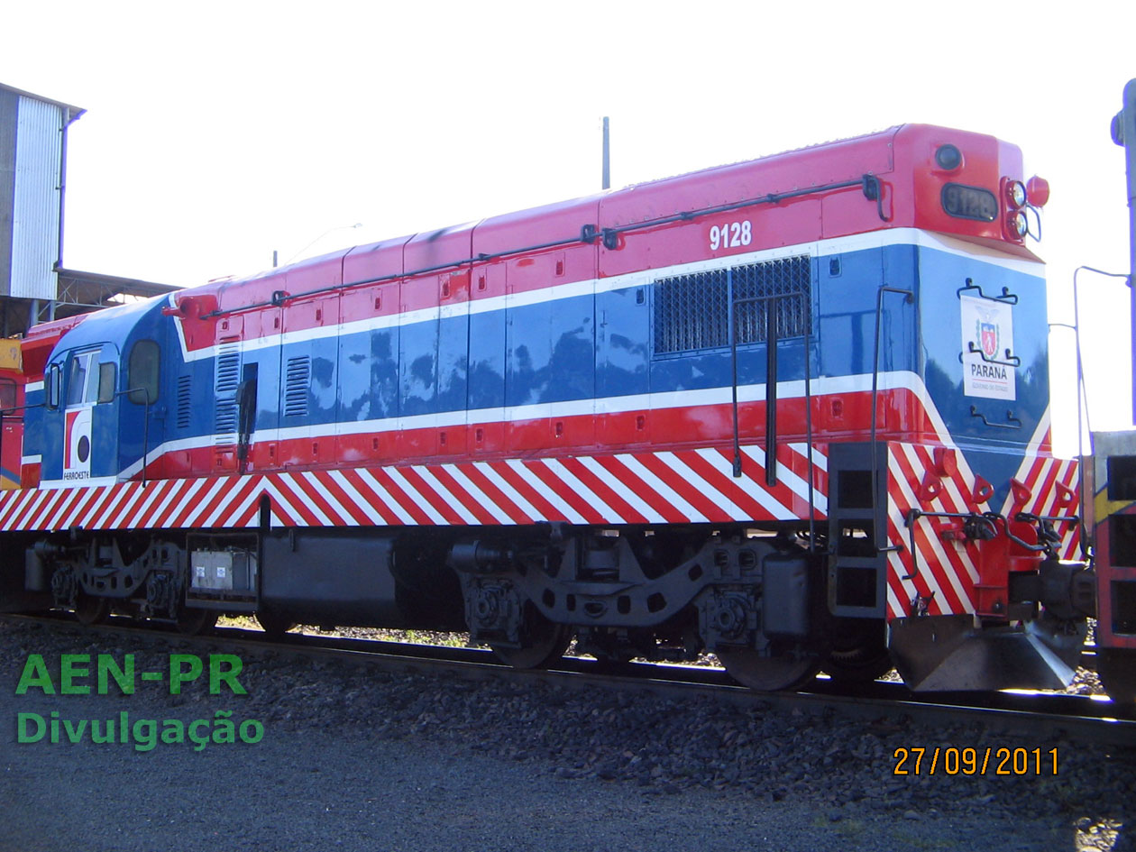 Lateral posterior da locomotiva nº 9128 nova pintura Ferroeste em 2011