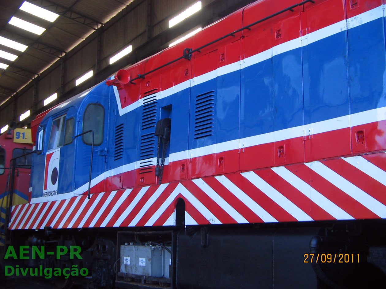 Detalhes da lateral e cabine da locomotiva nº 9128 nova pintura Ferroeste em 2011