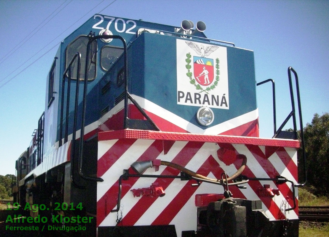 Vista frontal da locomotiva MX620 nº 2702 na nova pintura Ferroeste, com o escudo do Paraná