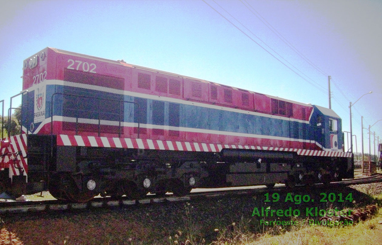 Vista posterior da locomotiva MX620 nº 2702 na nova pintura Ferroeste