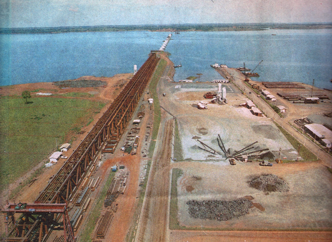 Lançamento da superestrutura metálica da ponte rodoferroviária sobre o rio Paraná