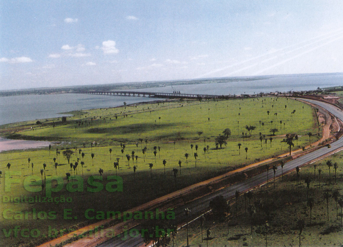 Vista aérea do acesso rodoviário à ponte rodoferroviária sobre o rio Paraná, pelo lado São Paulo