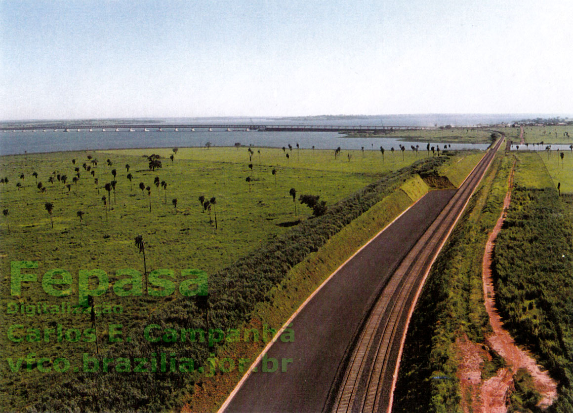 Vista do acesso ferroviário do lado São Paulo da ponte rodoferroviária sobre o rio Paraná. À esquerda dos trilhos, espaço preparado para o futuro pátio de manobra dos trens