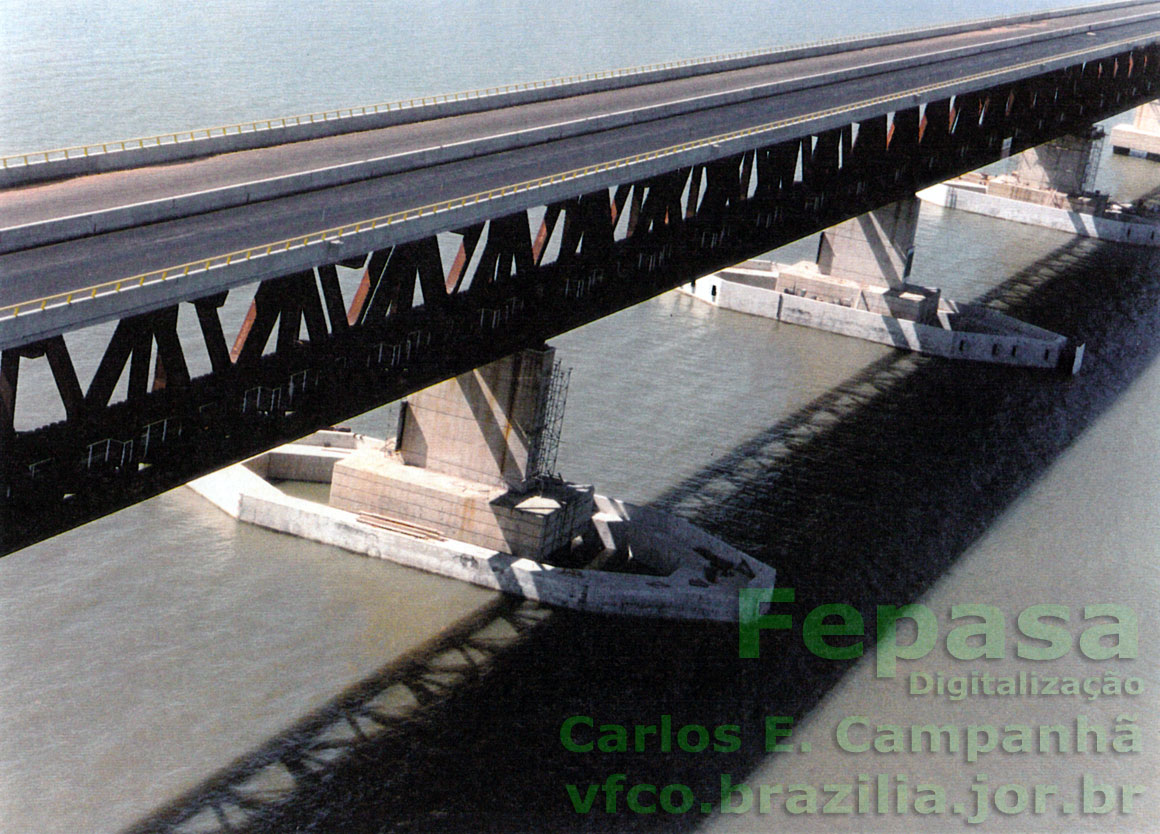 Proteção dos pilares da ponte rodoferroviária no canal de navegação fluvial da hidrovia do rio Paraná