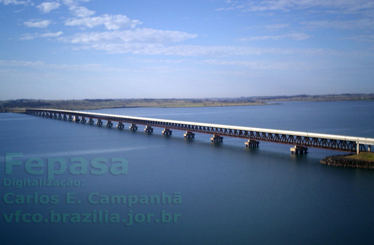 Vista geral da ponte rodoferroviária sobre o rio Paraná