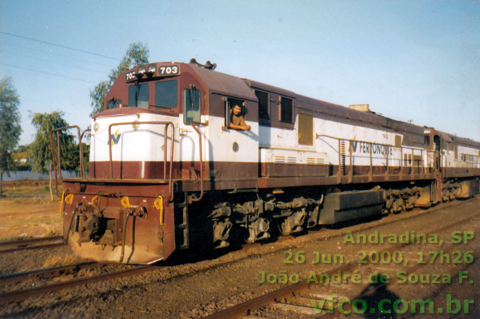 Locomotiva U26C na antiga pintura marrom e branco da Ferronorte, no ano 2000