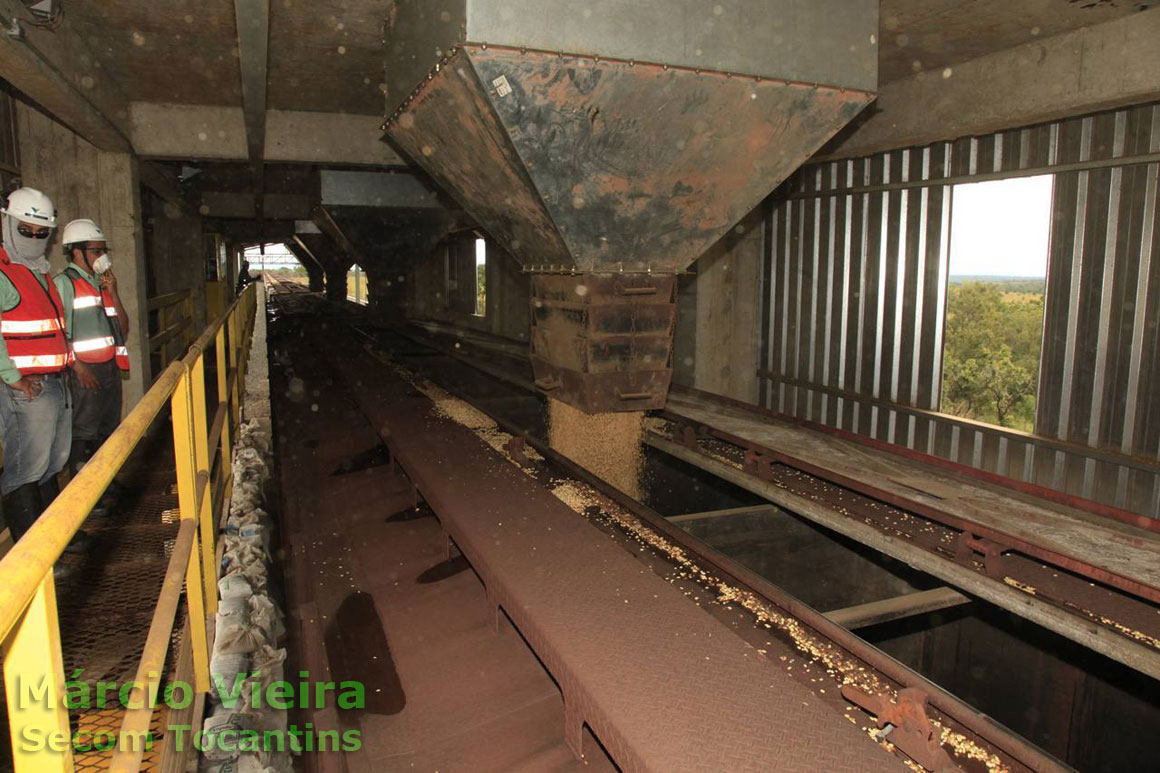 A locomotiva posiciona quatro vagões de cada vez, para serem rapidamente carregados de soja pelas escotilhas abertas no teto