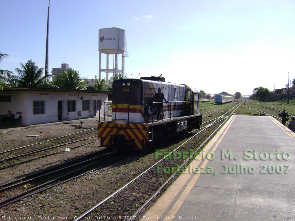 Locomotiva U10B nº 2237 seguindo em direção ao pátio de manobras da estação Professor João Felipe