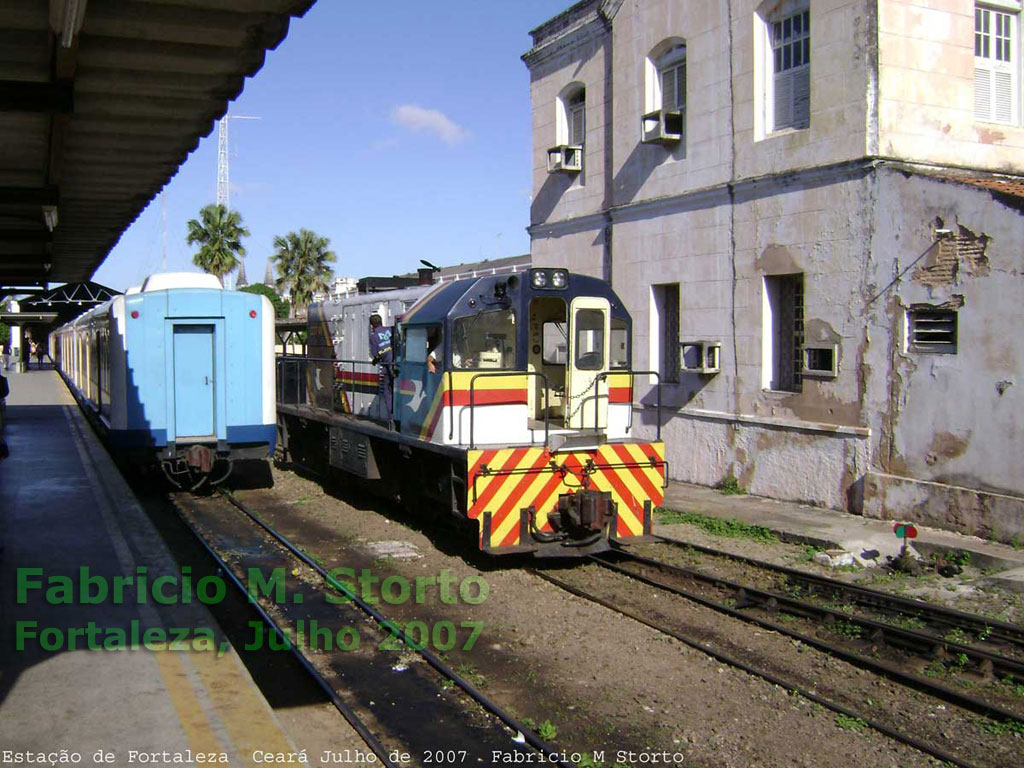 Locomotiva U10B nº 2237 manobrando nos trilhos da estação Professor João Felipe