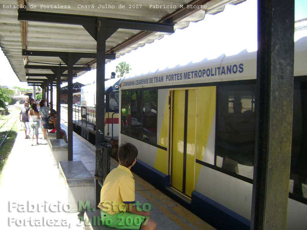 Vagões do trem urbano de Fortaleza já na pintura da Metrofor