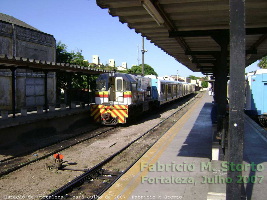 Trens urbanos de Fortaleza tracionados por locomotivas U10B nas cores da CBTU