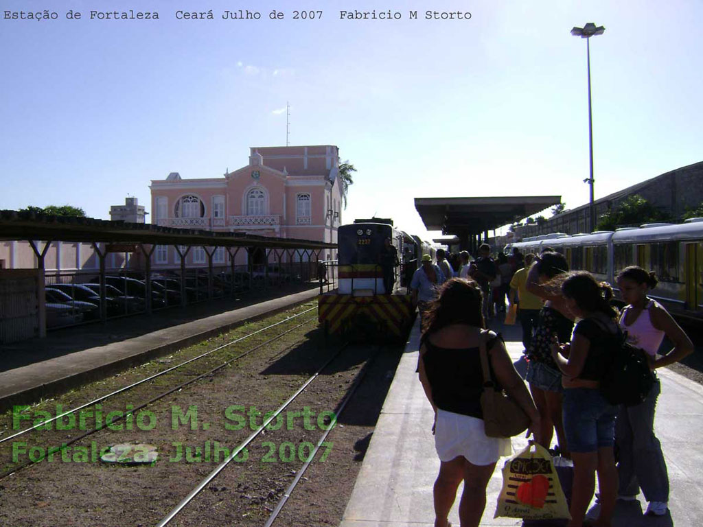 Usuários na plataforma de embarque dos trens urbanos de Fortaleza