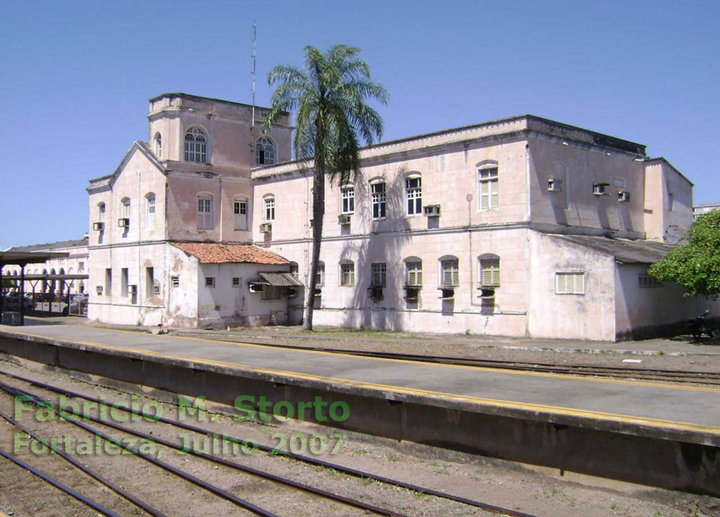 Prédio da estação ferroviária de Fortaleza, visto das plataformas do trem urbano da CBTU, 2007