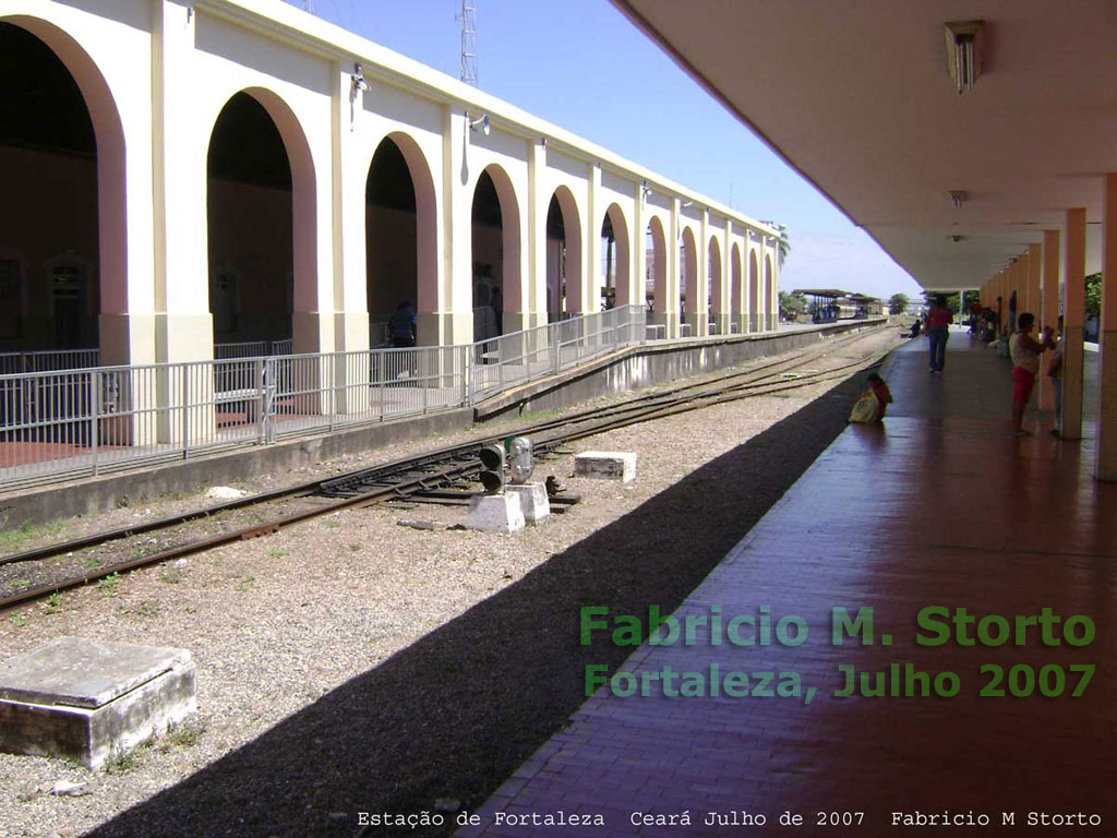 Arcada lateral da gare, vista das plataformas de embarque do trem urbano de Fortaleza