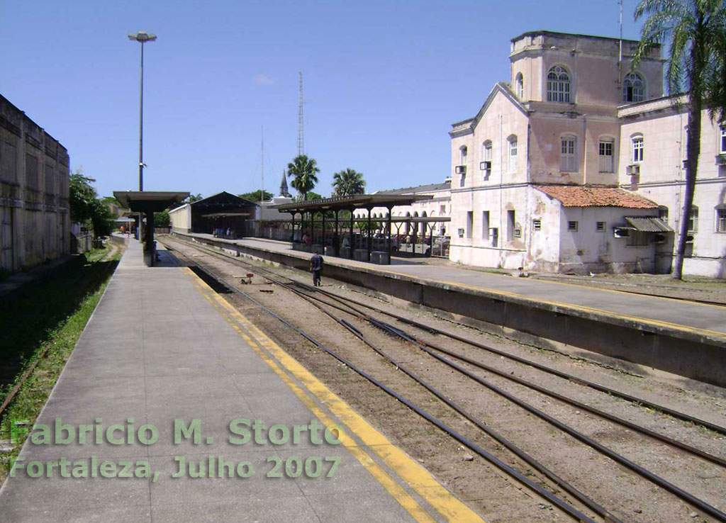 Trilhos e travessão de desvio entre as plataformas do trem urbano de Fortaleza