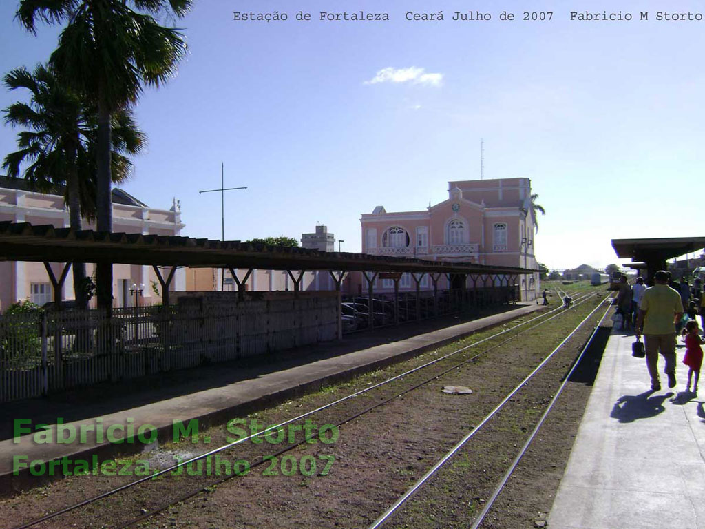 Trilhos das plataformas do trem urbano de Fortaleza