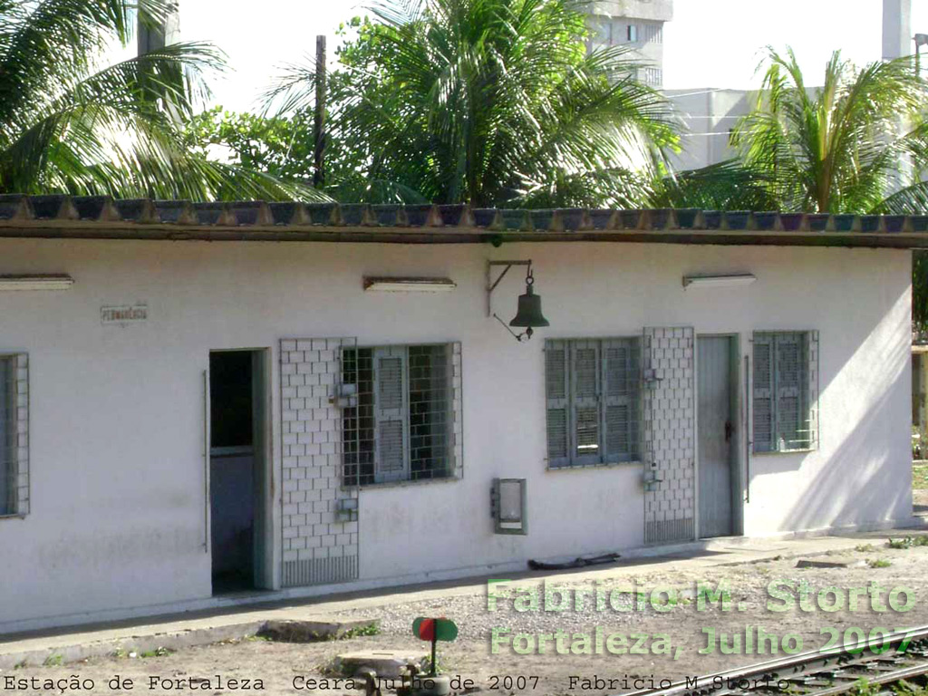 Antigo sino da ferrovia em uma pequena edificação, moderna e bem cuidada, na estação de Fortaleza