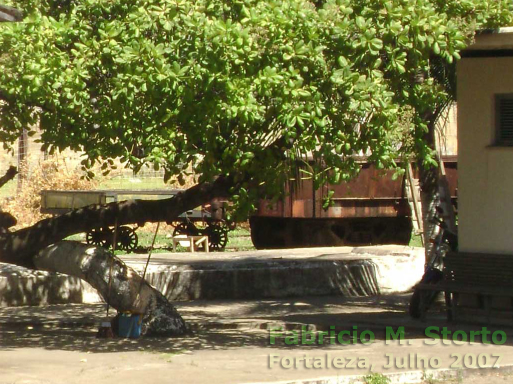 Vagão de dois eixos e rodas raiadas, da antiga ferrovia cearense, preservado na área da estaçao Professor João Felipe