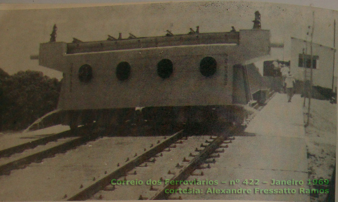 Plano inclinado para acesso dos vag&otilde;es e locomotivas ao ferry-boat da RFFSA - Rede Ferrovi&aacute;ria Federal
