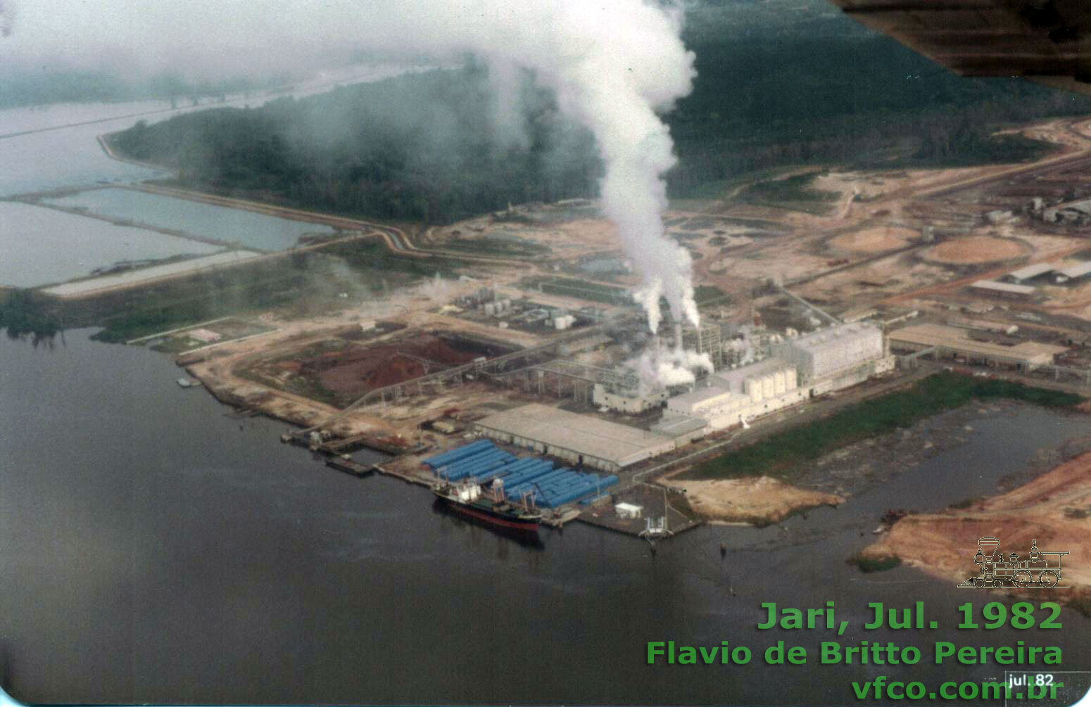 Vista aérea do complexo industrial do Projeto Jari, vendo-se a fábrica de celulose, a usina térmica e o pátio de estocagem