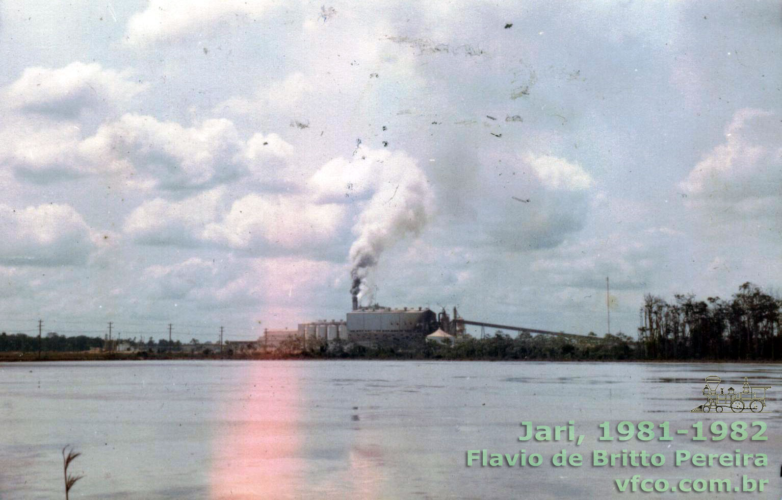 A fábrica de celulose vista desde o rio Jari