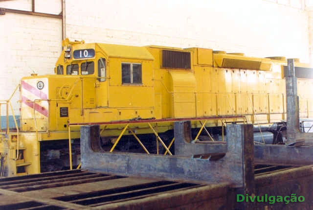Locomotiva SD38-2 número 10 da Estrada de Ferro Jari na oficina