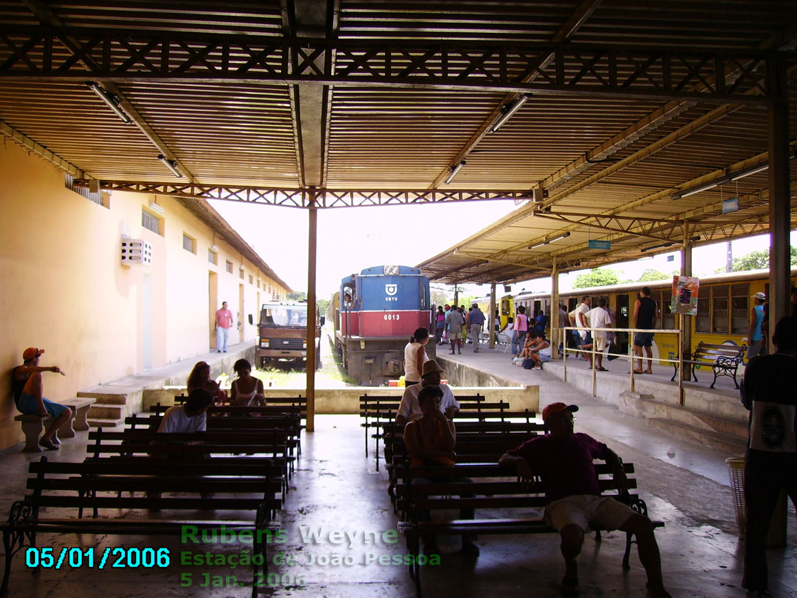 Os dois trens na estação ferroviária de João Pessoa