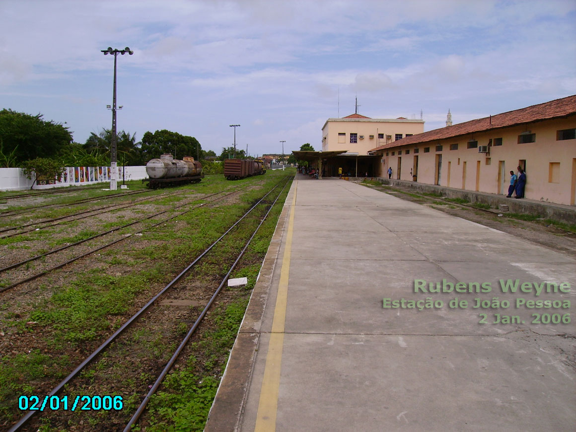Prédio, trilhos e plataforma da estação ferroviária de João Pessoa, da CBTU - Cia. Brasileira de Trens Urbanos