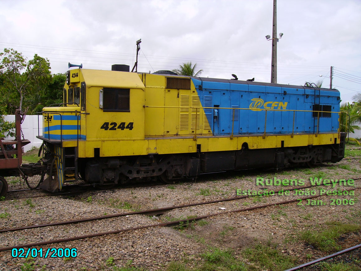 Locomotiva G12 número 4244 da Cia. Ferroviária do Nordeste - CFN, com nariz rebaixado
