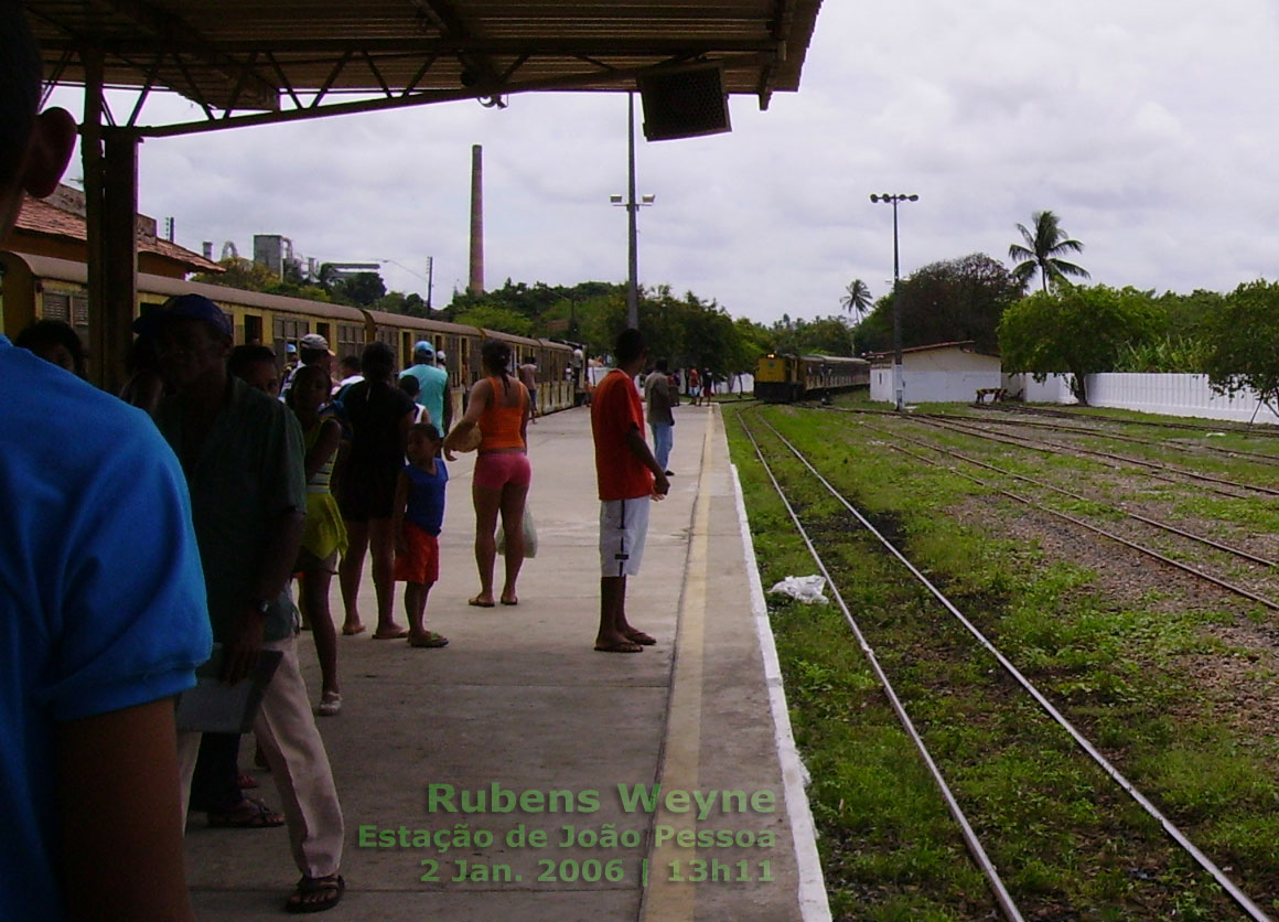 O trem que vai para Cabedelo se aproxima da estação ferroviária, com os trilhos livres para seguir após o embarque e desembarque