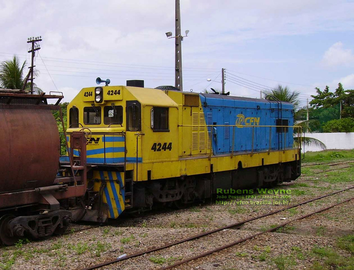 Locomotiva G12 número 4244 da CFN - Cia. Ferroviária do Nordeste, com nariz rebaixado