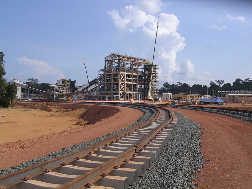 Assentamento dos trilhos da Estrada de Ferro Juruti e construção de instalações da mineração e transporte de bauxita, o minério do alumínio