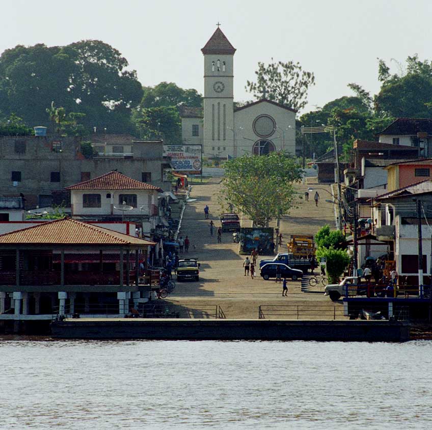 Igreja e praça de Juruti, vistas desde o rio