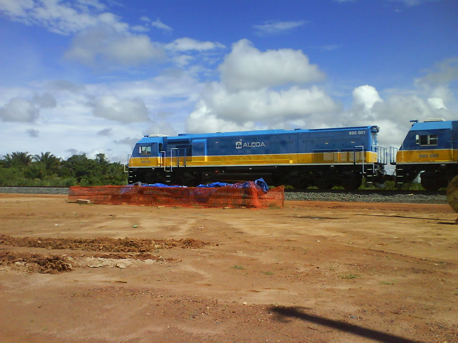 Outra vista das locomotivas E3000C da Estrada de Ferro Juruti, da Alcoa