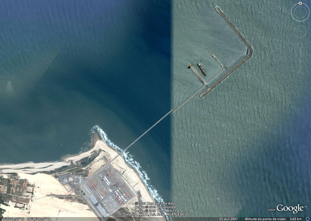 Pátio de containers, pier e quebra-mar do porto de Pecém