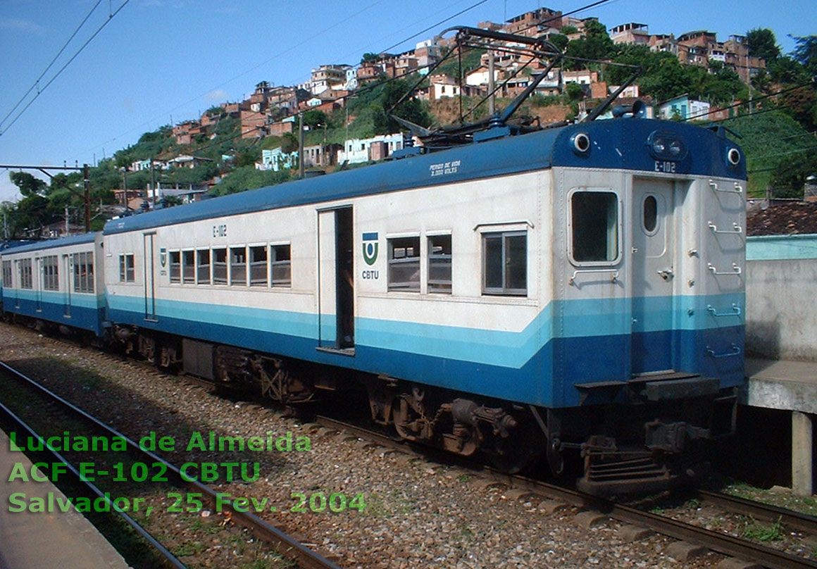 Carro motor E-102 da CBTU - Cia. Brasileira de Trens Urbanos, nos trilhos de Salvador