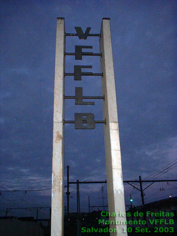 Monumento da Viação Férrea Leste Brasileiro junto aos trilhos da antiga VFFLB