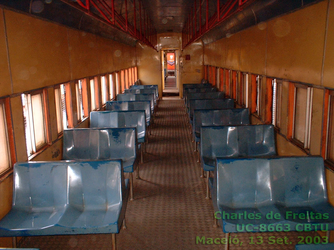 Interior do vagão UC-8663 da CBTU Maceió, adaptado para os trens de subúrbio