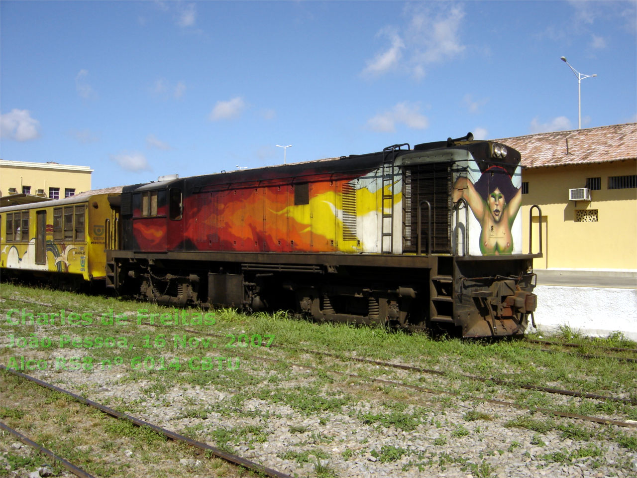 Locomotiva Alco RS8 nº 6014 CBTU João Pessoa com pintura grafitti em 2007